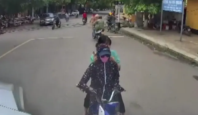 Clip: Chặn đầu xe container, lái xe đạp điện gan lì không nhúc nhích - Ảnh 1. Clip: Chặn đầu xe container, lái xe đạp điện gan lì không nhúc nhích - Ảnh 1.