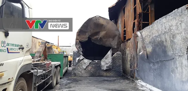 Có dấu hiệu sản xuất trái phép hóa chất tại kho hàng bị cháy ở Long Biên - Ảnh 1. Có dấu hiệu sản xuất trái phép hóa chất tại kho hàng bị cháy ở Long Biên - Ảnh 1.