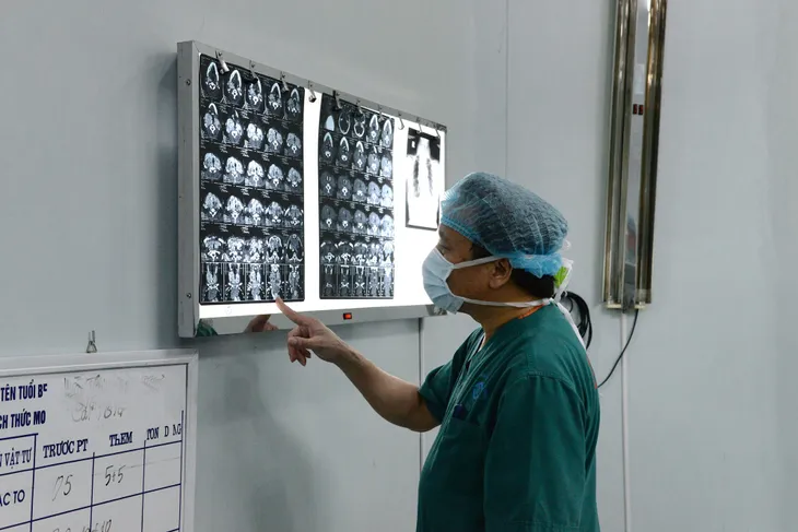 Cắt bướu giáp khổng lồ thòng trung thất 30 năm cho người phụ nữ ở Điện Biên - Ảnh 1. Cắt bướu giáp khổng lồ thòng trung thất 30 năm cho người phụ nữ ở Điện Biên - Ảnh 1.