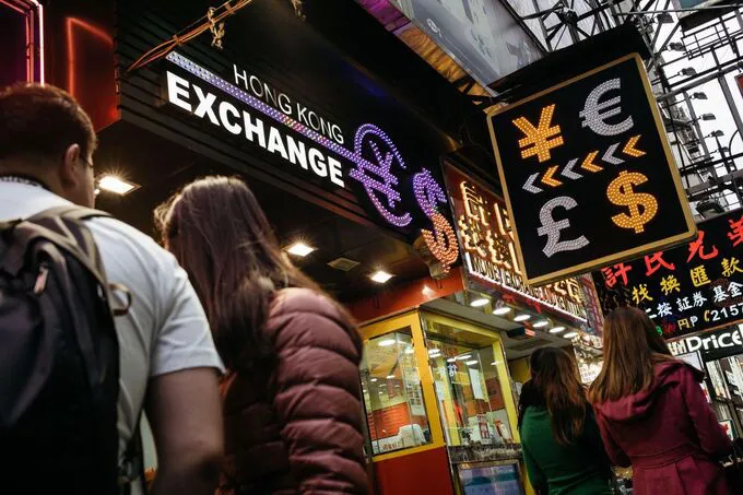 Bloomberg: Mỹ cân nhắc siết nguồn cung USD cho Hong Kong - Ảnh 1. Bloomberg: Mỹ cân nhắc siết nguồn cung USD cho Hong Kong - Ảnh 1.