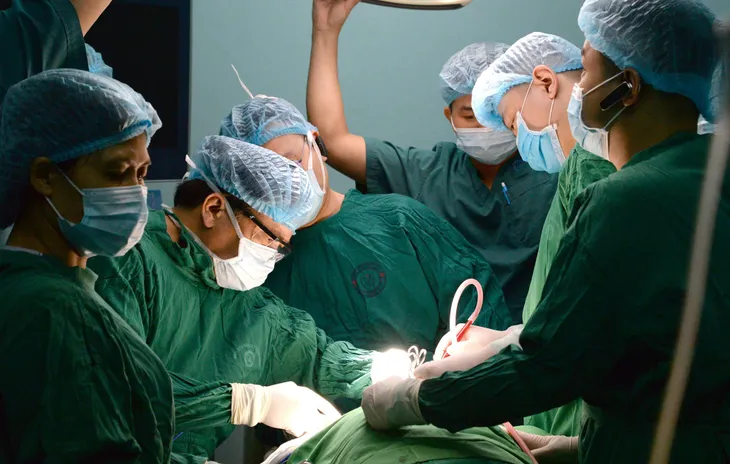 Cắt bướu giáp khổng lồ thòng trung thất 30 năm cho người phụ nữ ở Điện Biên - Ảnh 3. Cắt bướu giáp khổng lồ thòng trung thất 30 năm cho người phụ nữ ở Điện Biên - Ảnh 3.
