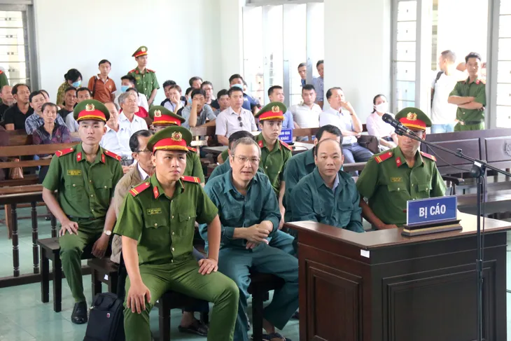 Vắng gần nửa số người liên quan, hoãn phiên tòa xét xử nguyên Chủ tịch UBND TP Phan Thiết - Ảnh 1. Vắng gần nửa số người liên quan, hoãn phiên tòa xét xử nguyên Chủ tịch UBND TP Phan Thiết - Ảnh 1.