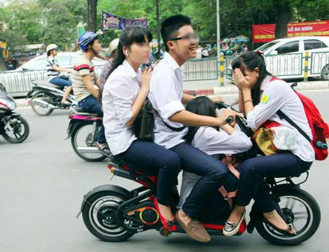 Bỏ đề xuất giấy phép lái xe hạng A0, học sinh chạy xe đạp điện, xe máy vẫn phải có bằng A1 - Ảnh 1. Bỏ đề xuất giấy phép lái xe hạng A0, học sinh chạy xe đạp điện, xe máy vẫn phải có bằng A1 - Ảnh 1.