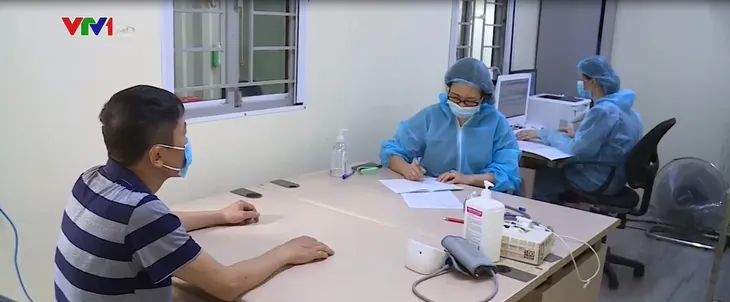 Các bệnh viện tại Hà Nội tăng cường biện pháp sàng lọc bệnh nhân, tránh lây nhiễm COVID-19 - Ảnh 1. Các bệnh viện tại Hà Nội tăng cường biện pháp sàng lọc bệnh nhân, tránh lây nhiễm COVID-19 - Ảnh 1.