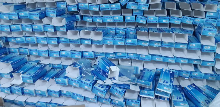 Hàng chục tấn găng tay đã qua sử dụng được tái chế để... bán ra thị trường - Ảnh 2. Hàng chục tấn găng tay đã qua sử dụng được tái chế để... bán ra thị trường - Ảnh 2.