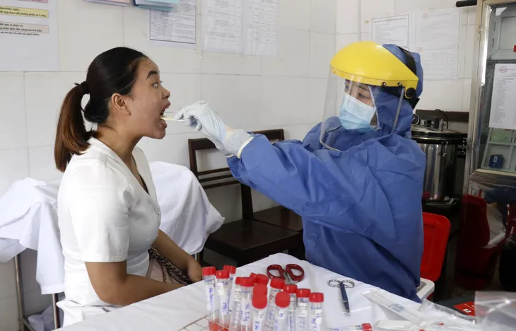 Xét nghiệm nhanh âm tính với COVID-19 có phải là không nhiễm bệnh? - Ảnh 1. Xét nghiệm nhanh âm tính với COVID-19 có phải là không nhiễm bệnh? - Ảnh 1.
