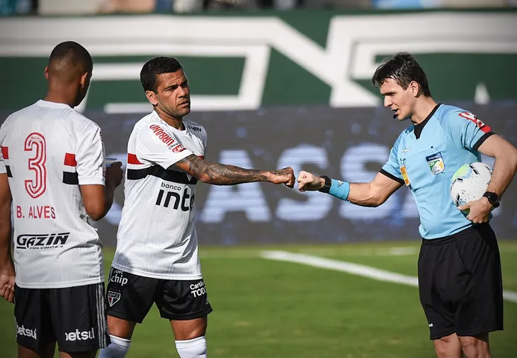 Bóng đá Brazil, ác mộng ngày trở lại: Trận đấu bị hoãn vì... 8/11 cầu thủ đá chính mắc COVID-19 - Ảnh 1. Bóng đá Brazil, ác mộng ngày trở lại: Trận đấu bị hoãn vì... 8/11 cầu thủ đá chính mắc COVID-19 - Ảnh 1.