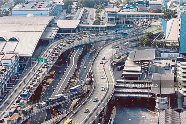 Malaysia và Singapore mở cửa biên giới phục vụ đi lại thiết yếu - Ảnh 1. Malaysia và Singapore mở cửa biên giới phục vụ đi lại thiết yếu - Ảnh 1.