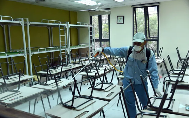 Đội tình nguyện phun thuốc khử khuẩn phòng chống dịch COVID-19 - Ảnh 1. Đội tình nguyện phun thuốc khử khuẩn phòng chống dịch COVID-19 - Ảnh 1.