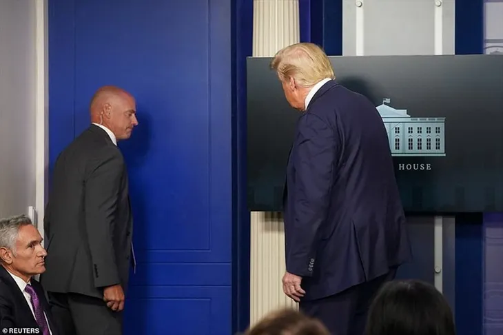 Nổ súng bên ngoài Nhà Trắng, Mật vụ Mỹ hộ tống Tổng thống Trump rời phòng họp báo - Ảnh 1. Nổ súng bên ngoài Nhà Trắng, Mật vụ Mỹ hộ tống Tổng thống Trump rời phòng họp báo - Ảnh 1.