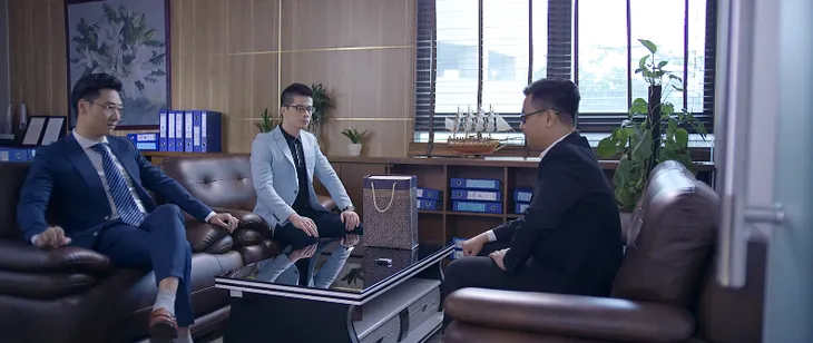 Tình yêu và tham vọng - Tập 44: Phong (Mạnh Trường) bẽ bàng khi bị trả lại quà đút lót - Ảnh 1. Tình yêu và tham vọng - Tập 44: Phong (Mạnh Trường) bẽ bàng khi bị trả lại quà đút lót - Ảnh 1.
