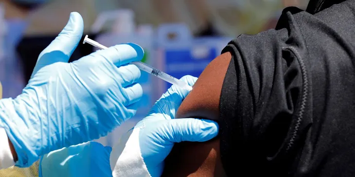 Những ai sẽ được tiêm vaccine COVID-19 đầu tiên tại Mỹ? - Ảnh 3. Những ai sẽ được tiêm vaccine COVID-19 đầu tiên tại Mỹ? - Ảnh 3.