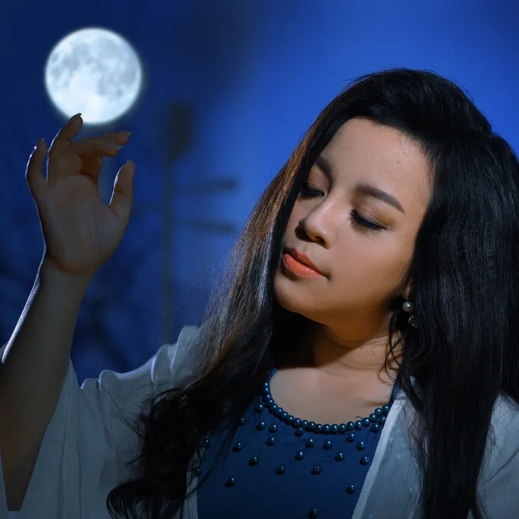 Giữa mùa COVID-19, NSƯT Tố Nga phát hành album “Trăng” định dạng băng cối - Ảnh 2. Giữa mùa COVID-19, NSƯT Tố Nga phát hành album “Trăng” định dạng băng cối - Ảnh 2.