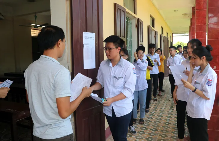 Điểm chuẩn vào đại học năm nay sẽ biến động như thế nào? - Ảnh 1. Điểm chuẩn vào đại học năm nay sẽ biến động như thế nào? - Ảnh 1.
