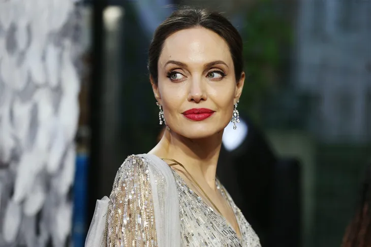 Brad Pitt - Angelina Jolie tiếp tục lùm xùm chuyện ly hôn - Ảnh 1. Brad Pitt - Angelina Jolie tiếp tục lùm xùm chuyện ly hôn - Ảnh 1.