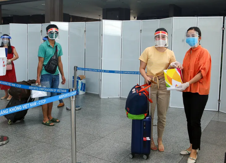 Hơn 200 hành khách mắc kẹt ở Đà Nẵng đã về đến Nội Bài - Ảnh 4. Hơn 200 hành khách mắc kẹt ở Đà Nẵng đã về đến Nội Bài - Ảnh 4.