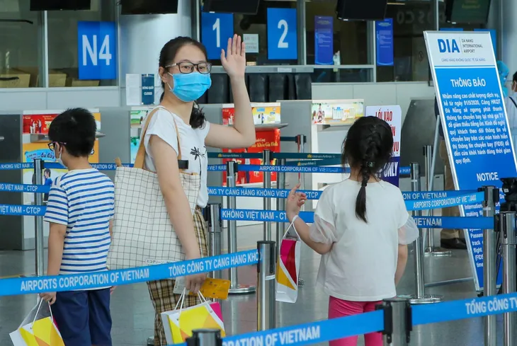 Hơn 200 hành khách mắc kẹt ở Đà Nẵng đã về đến Nội Bài - Ảnh 1. Hơn 200 hành khách mắc kẹt ở Đà Nẵng đã về đến Nội Bài - Ảnh 1.