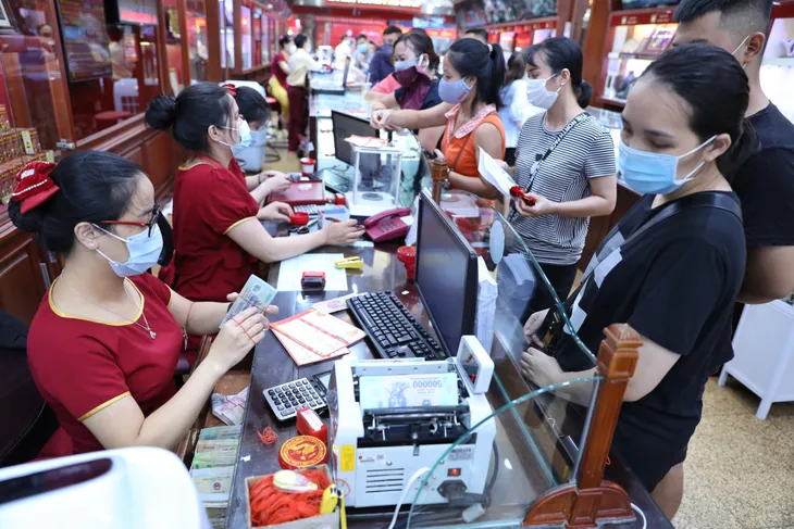 Giá vàng bất ngờ đảo chiều, bật tăng mạnh trở lại - Ảnh 1. Giá vàng bất ngờ đảo chiều, bật tăng mạnh trở lại - Ảnh 1.