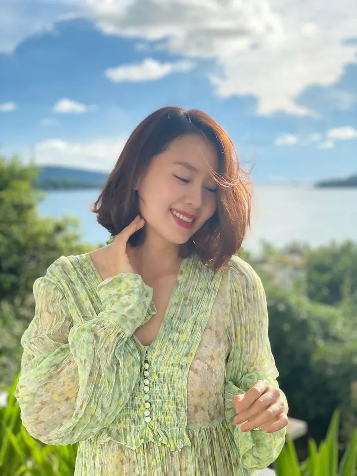 Nhìn lại loạt ảnh này của Hồng Diễm mới thấy cắt tóc ngắn là quyết định đúng đắn - Ảnh 7. Nhìn lại loạt ảnh này của Hồng Diễm mới thấy cắt tóc ngắn là quyết định đúng đắn - Ảnh 7.