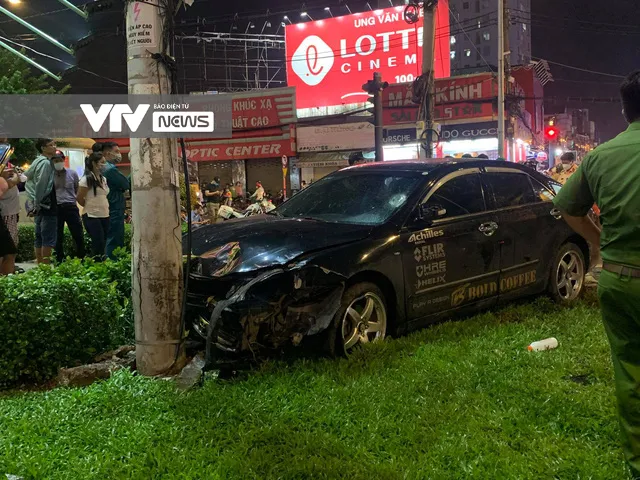 Nữ tài xế lái Camry tông hàng loạt xe máy dừng đèn đỏ tại TP.HCM, nhiều người bị thương - Ảnh 1. Nữ tài xế lái Camry tông hàng loạt xe máy dừng đèn đỏ tại TP.HCM, nhiều người bị thương - Ảnh 1.