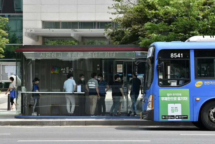 Hàn Quốc ra mắt bến xe bus công nghệ cao chống COVID-19 - Ảnh 2. Hàn Quốc ra mắt bến xe bus công nghệ cao chống COVID-19 - Ảnh 2.