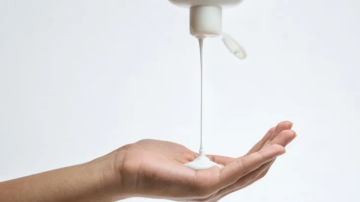 Bạn có đang dùng dầu xả sai cách? - Ảnh 1.