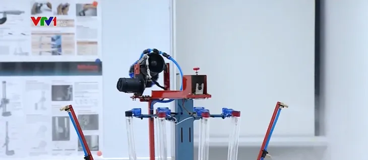 Robot khử khuẩn 3 trong 1, khẩu trang handmade và các sáng tạo thú vị mùa dịch - Ảnh 1. Robot khử khuẩn 3 trong 1, khẩu trang handmade và các sáng tạo thú vị mùa dịch - Ảnh 1.