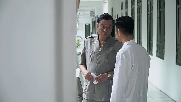 Lựa chọn số phận - Tập 41: Ông Lộc dúi tiền cho bác sĩ để có chứng nhận tâm thần cho Đức - Ảnh 1. Lựa chọn số phận - Tập 41: Ông Lộc dúi tiền cho bác sĩ để có chứng nhận tâm thần cho Đức - Ảnh 1.