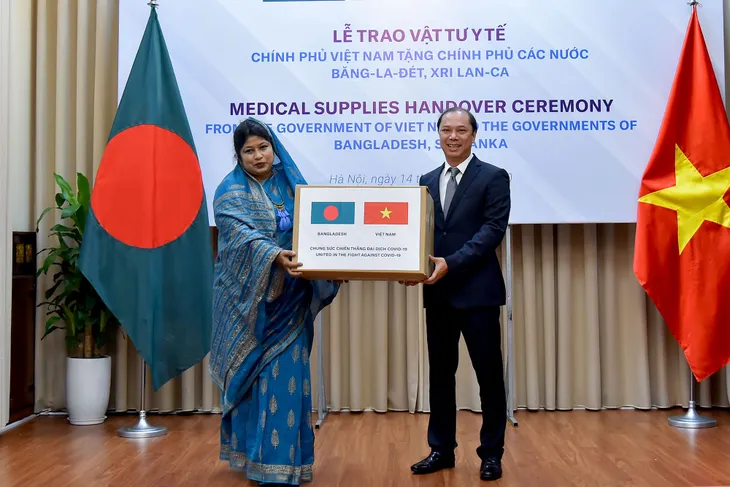 Việt Nam trao tặng vật tư y tế trị giá 60.000 USD hỗ trợ Bangladesh, Sri Lanka chống COVID-19 - Ảnh 2. Việt Nam trao tặng vật tư y tế trị giá 60.000 USD hỗ trợ Bangladesh, Sri Lanka chống COVID-19 - Ảnh 2.