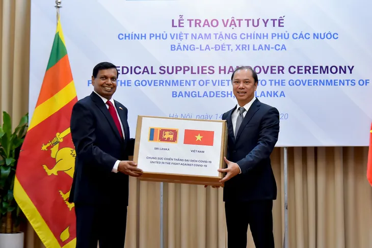 Việt Nam trao tặng vật tư y tế trị giá 60.000 USD hỗ trợ Bangladesh, Sri Lanka chống COVID-19 - Ảnh 1. Việt Nam trao tặng vật tư y tế trị giá 60.000 USD hỗ trợ Bangladesh, Sri Lanka chống COVID-19 - Ảnh 1.