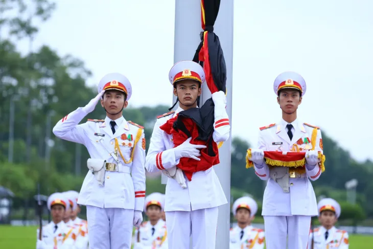 Thượng cờ rủ Quốc tang nguyên Tổng Bí thư Lê Khả Phiêu - Ảnh 2. Thượng cờ rủ Quốc tang nguyên Tổng Bí thư Lê Khả Phiêu - Ảnh 2.