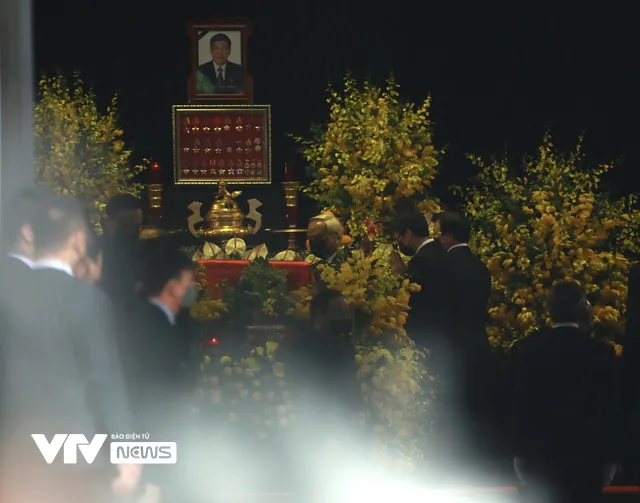 Linh xa đưa di hài nguyên Tổng Bí thư Lê Khả Phiêu về nơi an nghỉ - Ảnh 1. Linh xa đưa di hài nguyên Tổng Bí thư Lê Khả Phiêu về nơi an nghỉ - Ảnh 1.