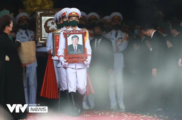 Linh xa đưa di hài nguyên Tổng Bí thư Lê Khả Phiêu về nơi an nghỉ - Ảnh 3. Linh xa đưa di hài nguyên Tổng Bí thư Lê Khả Phiêu về nơi an nghỉ - Ảnh 3.