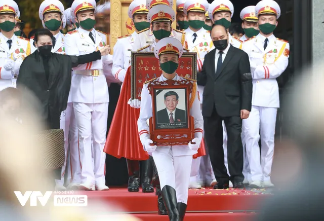 Linh xa đưa di hài nguyên Tổng Bí thư Lê Khả Phiêu về nơi an nghỉ - Ảnh 4. Linh xa đưa di hài nguyên Tổng Bí thư Lê Khả Phiêu về nơi an nghỉ - Ảnh 4.