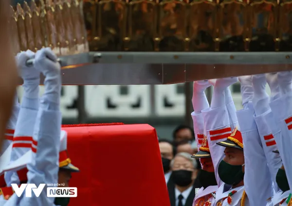 Linh xa đưa di hài nguyên Tổng Bí thư Lê Khả Phiêu về nơi an nghỉ - Ảnh 8. Linh xa đưa di hài nguyên Tổng Bí thư Lê Khả Phiêu về nơi an nghỉ - Ảnh 8.
