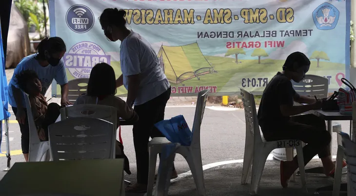 Gần 21,3 triệu người nhiễm COVID-19 trên toàn cầu, nhiều nước ghi nhận số ca mắc mới tăng cao - Ảnh 3. Gần 21,3 triệu người nhiễm COVID-19 trên toàn cầu, nhiều nước ghi nhận số ca mắc mới tăng cao - Ảnh 3.