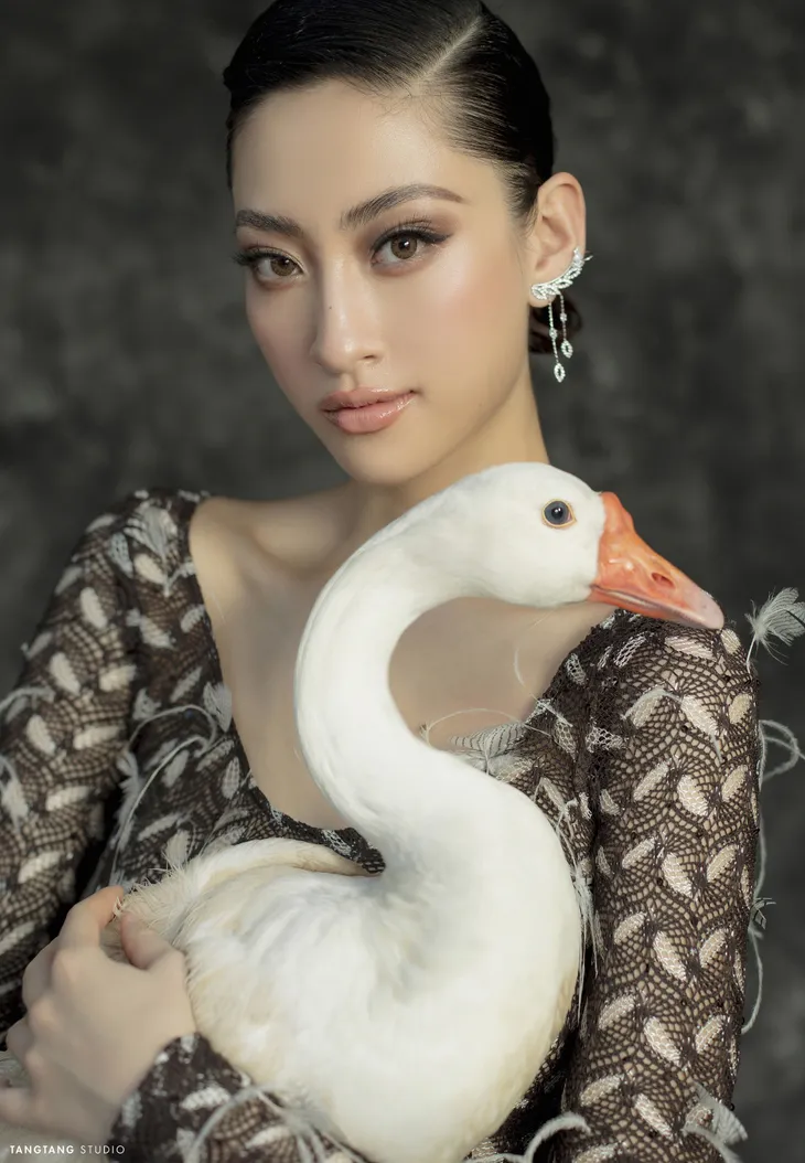 Hoa hậu Lương Thùy Linh tung bộ ảnh “cực độc” đón tuổi 20 - Ảnh 2. Hoa hậu Lương Thùy Linh tung bộ ảnh “cực độc” đón tuổi 20 - Ảnh 2.