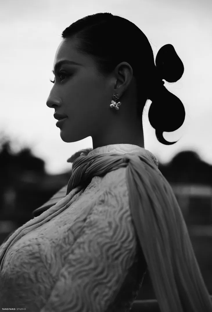 Hoa hậu Lương Thùy Linh tung bộ ảnh “cực độc” đón tuổi 20 - Ảnh 5. Hoa hậu Lương Thùy Linh tung bộ ảnh “cực độc” đón tuổi 20 - Ảnh 5.