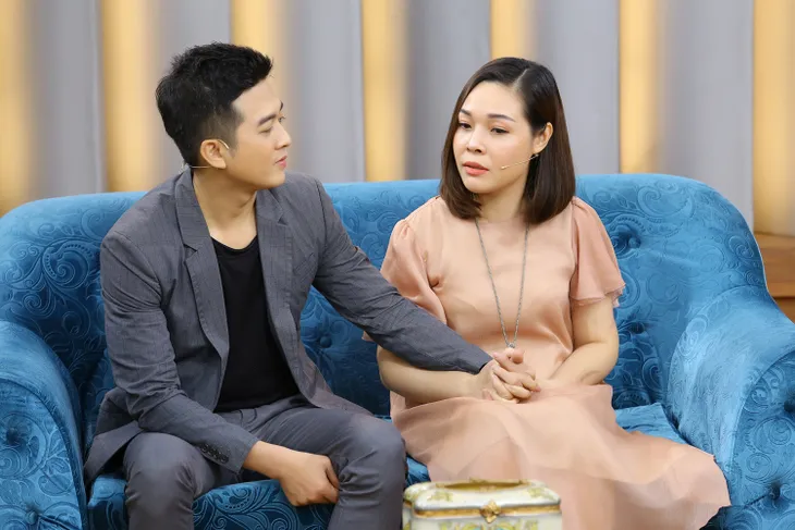 Ca sĩ Đinh Ứng Phi Trường sợ rùng mình vì những vết sẹo to hình con rết của vợ - Ảnh 1. Ca sĩ Đinh Ứng Phi Trường sợ rùng mình vì những vết sẹo to hình con rết của vợ - Ảnh 1.