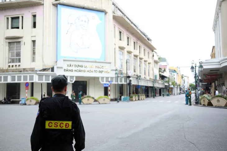 Giây phút tiễn đưa nguyên Tổng Bí thư Lê Khả Phiêu về cõi vĩnh hằng - Ảnh 1. Giây phút tiễn đưa nguyên Tổng Bí thư Lê Khả Phiêu về cõi vĩnh hằng - Ảnh 1.