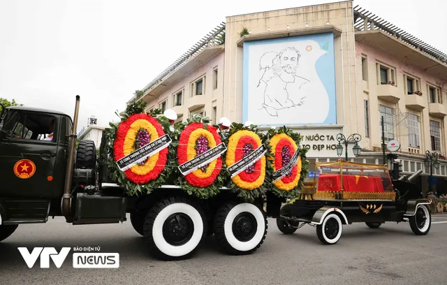 Linh xa đưa di hài nguyên Tổng Bí thư Lê Khả Phiêu về nơi an nghỉ - Ảnh 13. Linh xa đưa di hài nguyên Tổng Bí thư Lê Khả Phiêu về nơi an nghỉ - Ảnh 13.
