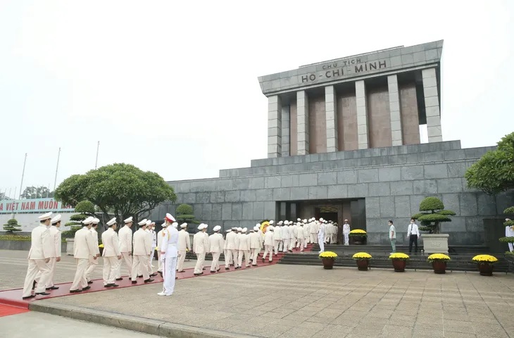 Đảng ủy Công an Trung ương, Bộ Công an vào Lăng viếng Chủ tịch Hồ Chí Minh - Ảnh 4. Đảng ủy Công an Trung ương, Bộ Công an vào Lăng viếng Chủ tịch Hồ Chí Minh - Ảnh 4.