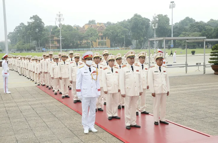 Đảng ủy Công an Trung ương, Bộ Công an vào Lăng viếng Chủ tịch Hồ Chí Minh - Ảnh 2. Đảng ủy Công an Trung ương, Bộ Công an vào Lăng viếng Chủ tịch Hồ Chí Minh - Ảnh 2.