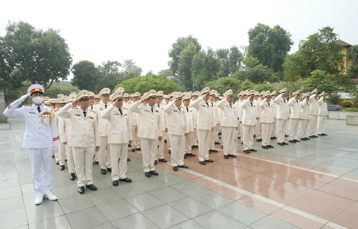 Đảng ủy Công an Trung ương, Bộ Công an vào Lăng viếng Chủ tịch Hồ Chí Minh - Ảnh 3. Đảng ủy Công an Trung ương, Bộ Công an vào Lăng viếng Chủ tịch Hồ Chí Minh - Ảnh 3.
