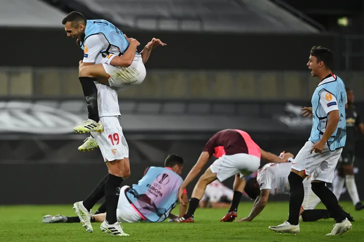 Thua ngược Sevilla, Man Utd lập kỷ lục buồn và trắng tay mùa thứ 3 liên tiếp - Ảnh 12. Thua ngược Sevilla, Man Utd lập kỷ lục buồn và trắng tay mùa thứ 3 liên tiếp - Ảnh 12.