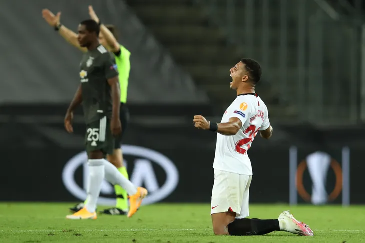 Thua ngược Sevilla, Man Utd lập kỷ lục buồn và trắng tay mùa thứ 3 liên tiếp - Ảnh 11. Thua ngược Sevilla, Man Utd lập kỷ lục buồn và trắng tay mùa thứ 3 liên tiếp - Ảnh 11.