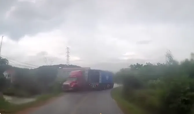 Chạy tới khúc cua, container lấn làn đâm vào xe khác - Ảnh 1. Chạy tới khúc cua, container lấn làn đâm vào xe khác - Ảnh 1.