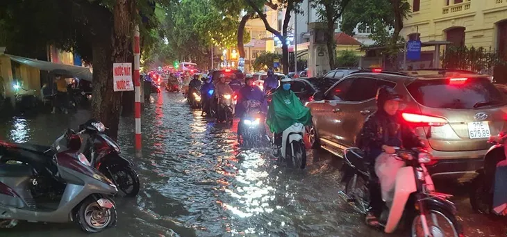 Mưa lớn chiều 17/8 gây ngập cục bộ nhiều tuyến phố Hà Nội - Ảnh 6. Mưa lớn chiều 17/8 gây ngập cục bộ nhiều tuyến phố Hà Nội - Ảnh 6.