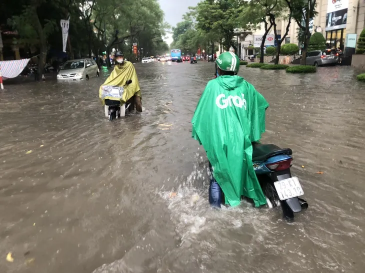 Mưa lớn chiều 17/8 gây ngập cục bộ nhiều tuyến phố Hà Nội - Ảnh 14. Mưa lớn chiều 17/8 gây ngập cục bộ nhiều tuyến phố Hà Nội - Ảnh 14.
