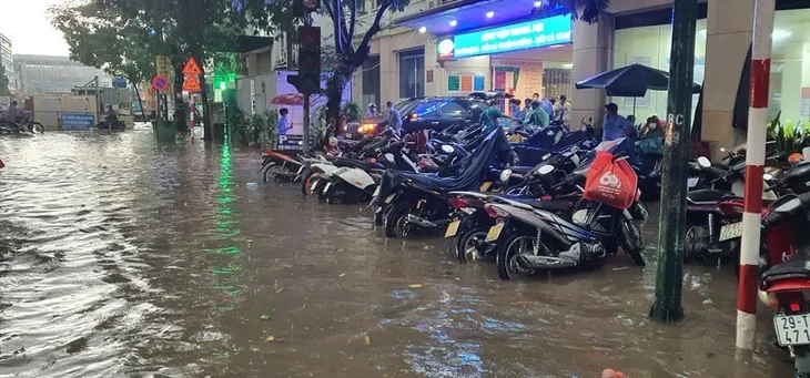 Mưa lớn chiều 17/8 gây ngập cục bộ nhiều tuyến phố Hà Nội - Ảnh 9. Mưa lớn chiều 17/8 gây ngập cục bộ nhiều tuyến phố Hà Nội - Ảnh 9.